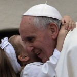 papa-francesco-abbraccia-una-bambina-458674