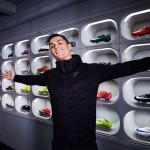 Cristiano Ronaldo mostra la sua collezione di scarpini.