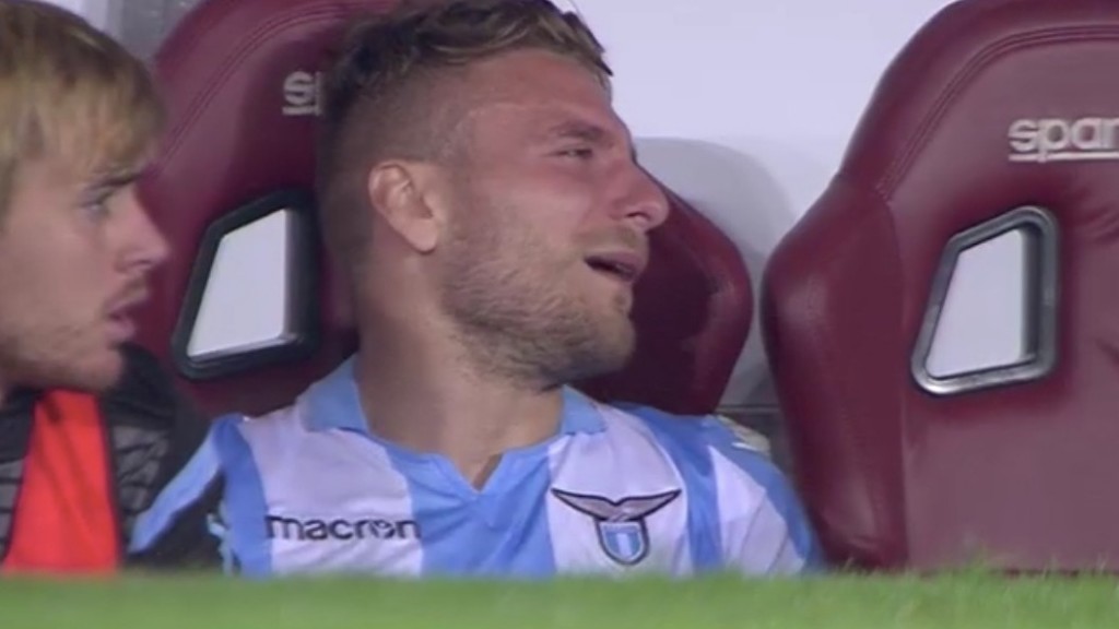 Ciro Immobile piange sconsolato in panchina