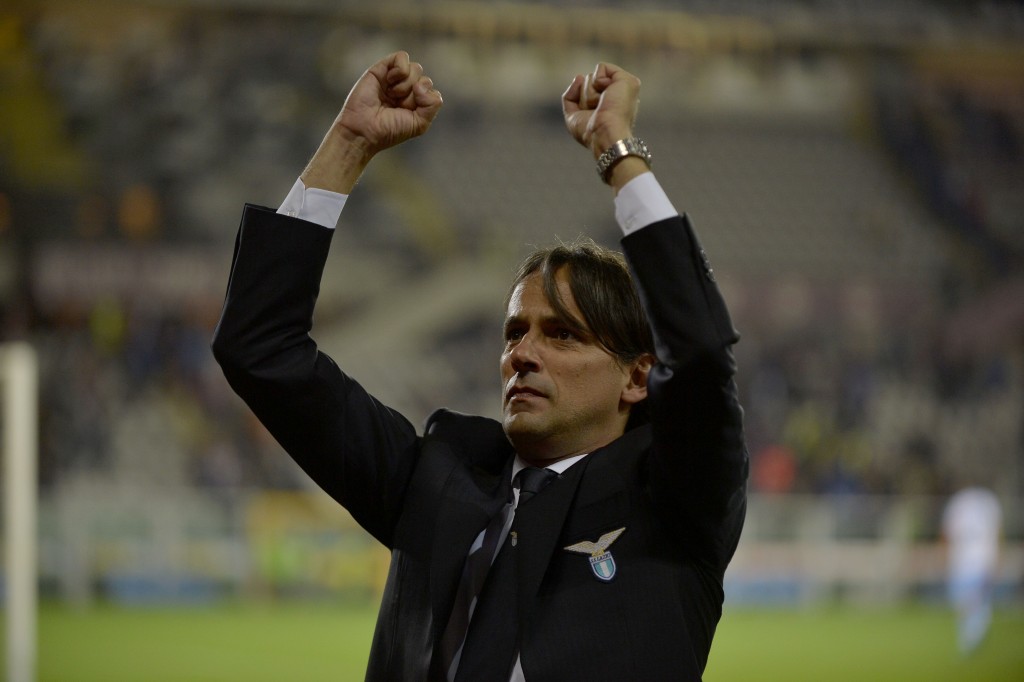 Simone Inzaghi, tecnico della Lazio, esulta sotto la Curva Nord