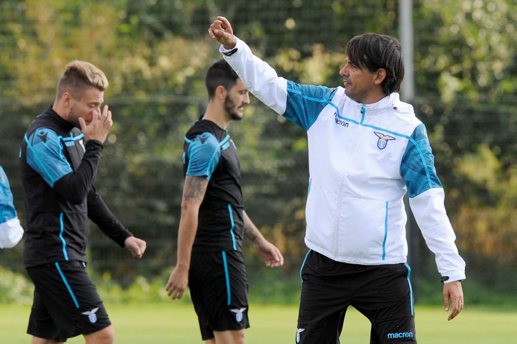 Simone Inzaghi dirige l'allenamento a Formello