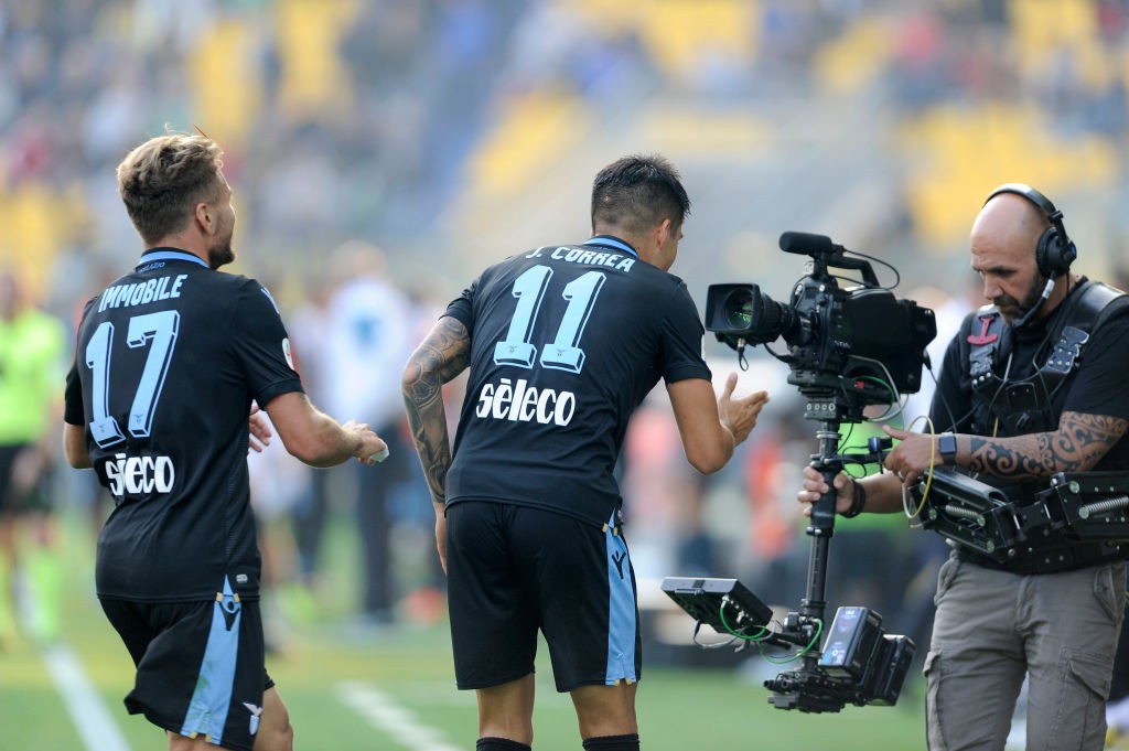 Correa e Immobile festeggiano il secondo gol della Lazio contro il Parma