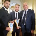 Ciro Immobile e Francesco Acerbi vengono omaggiati dal presidente del Lazio Club Quirinale.