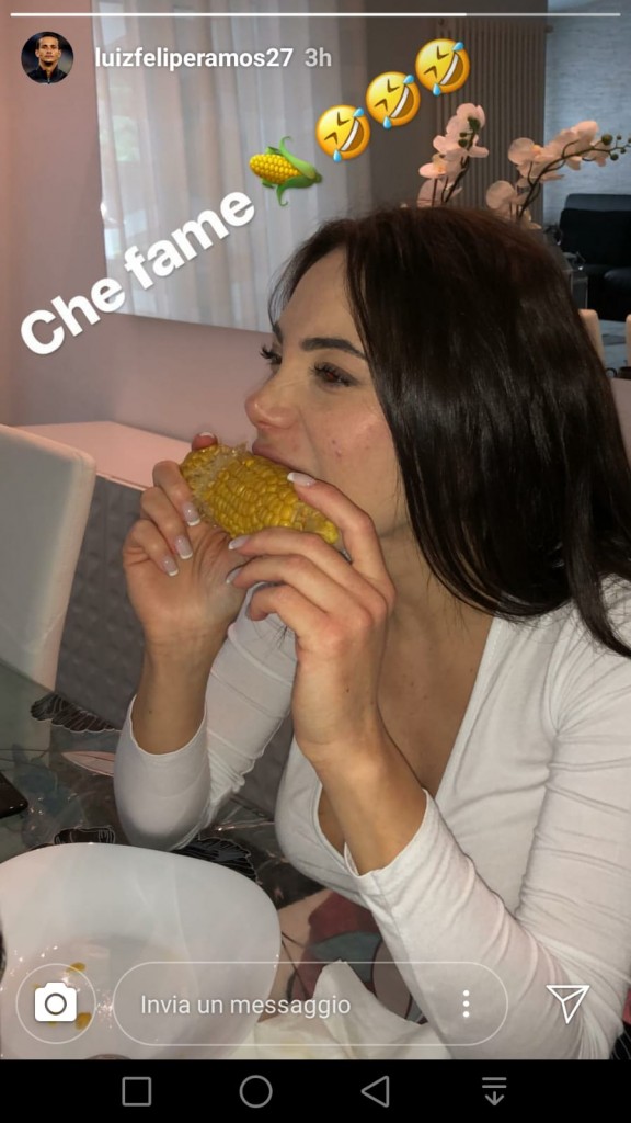 Luiz Felipe prende in giro la ragazza mentre mangia una pannocchia.