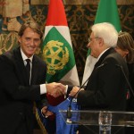 Nazionale, il ct Mancini stringe la mano al Presidente Mattarella.