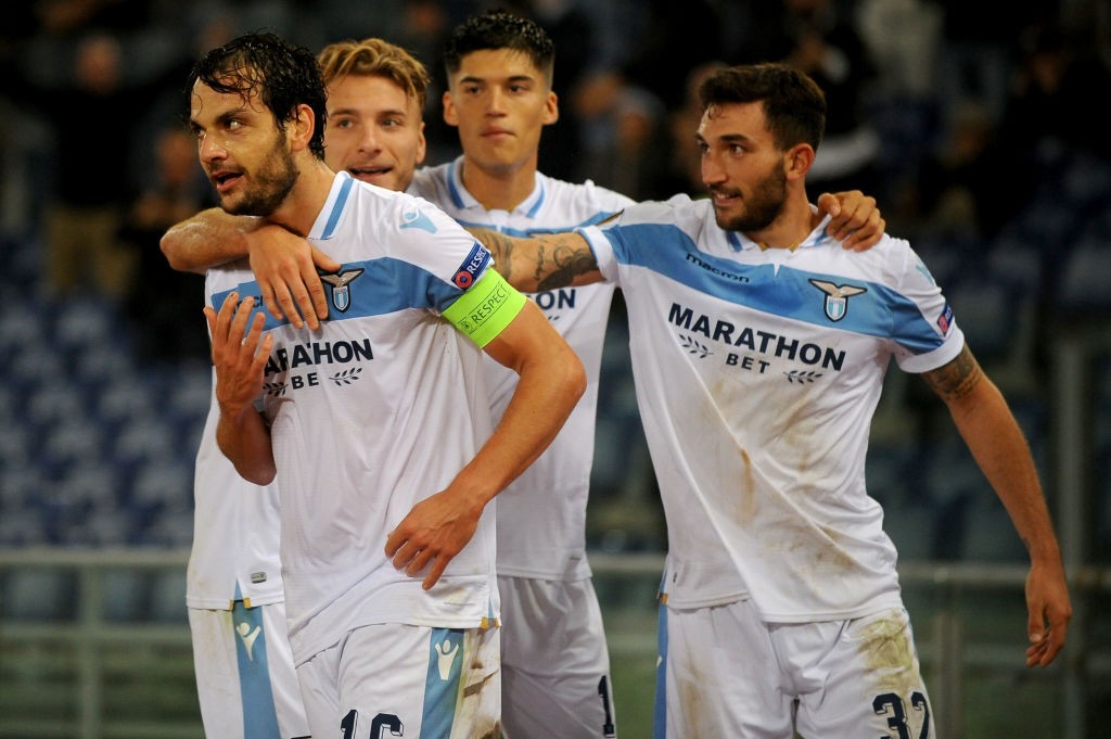 La Lazio esulta dopo un gol.