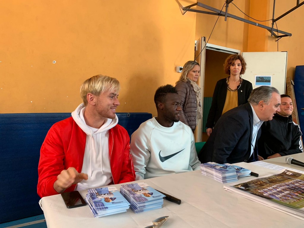 Lazio nelle scuole: Patric, Caicedo e Rossi sorridono ai bambini.