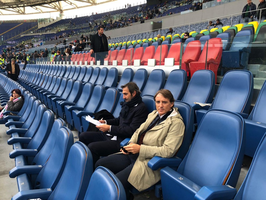 Roberto Mancini e il suo secondo Angelo Gregucci presenti all'Olimpico.