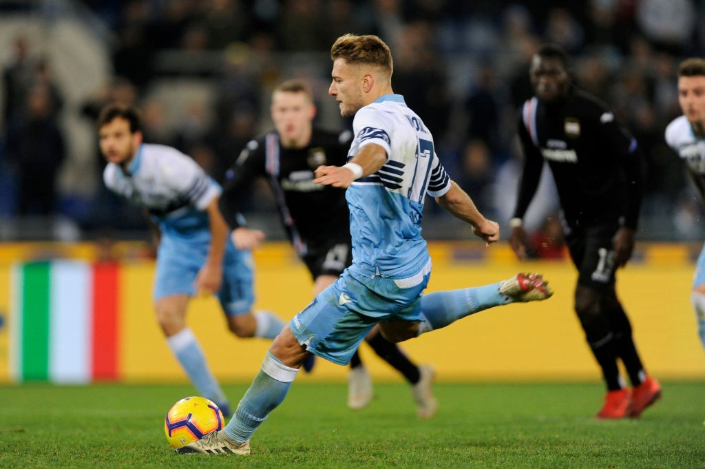 Ciro Immobile calcia il rigore contro la Sampdoria