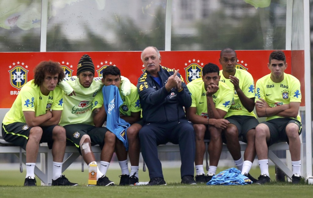 scolari-giving-instructions-to-brazilian-players-on-the-bench