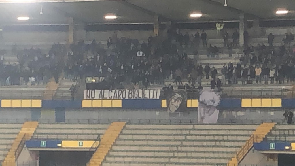 I tifosi della Lazio presenti al Bentegodi di Verona.