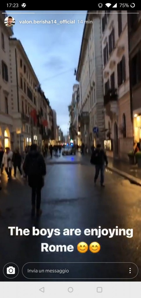 Social, Valon Berisha si rilassa a Via del Corso.