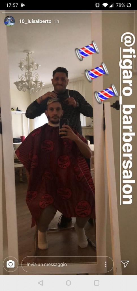 Luis Alberto si taglia i capelli dal parrucchiere.
