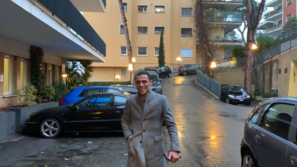 Lazio Romulo arriva in clinica per le visite mediche.