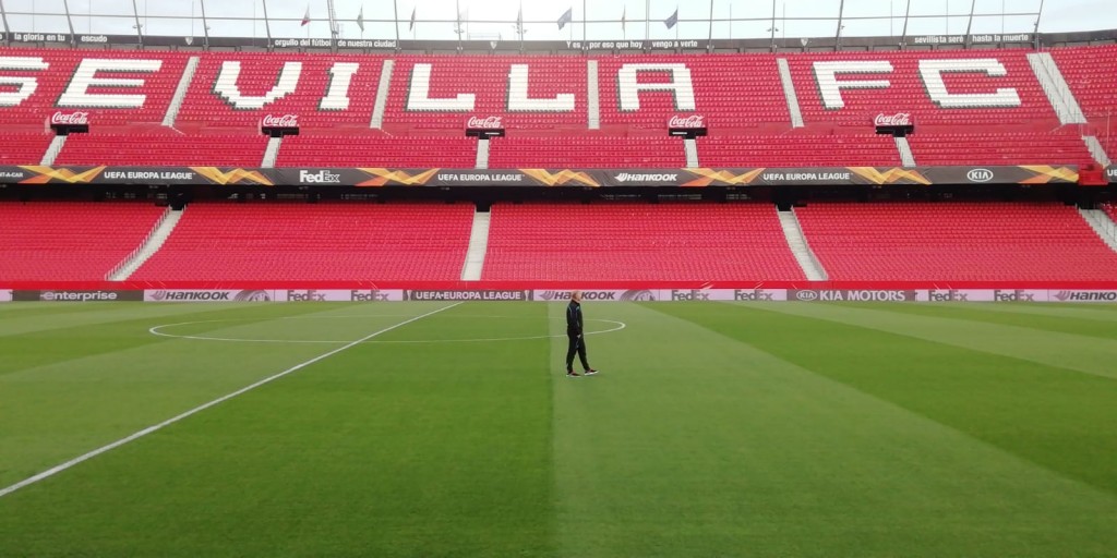 Il diesse Tare in campo da solo nello stadio del Siviglia.