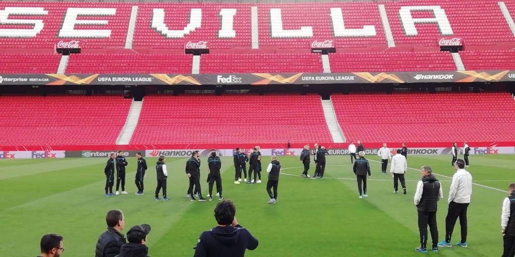 La Lazio in campo al Sanchez Pizjuan di Siviglia.