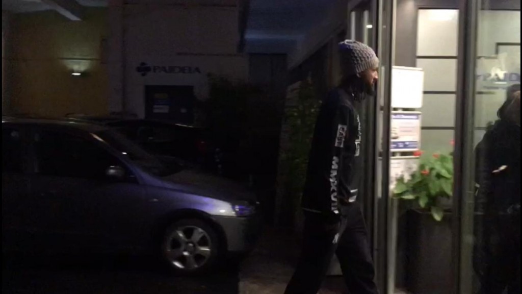 Wallace arriva in clinica per accertamenti