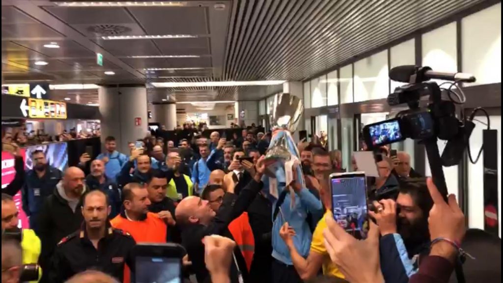 tifosi-supercoppa-3-parolo-alza-coppa