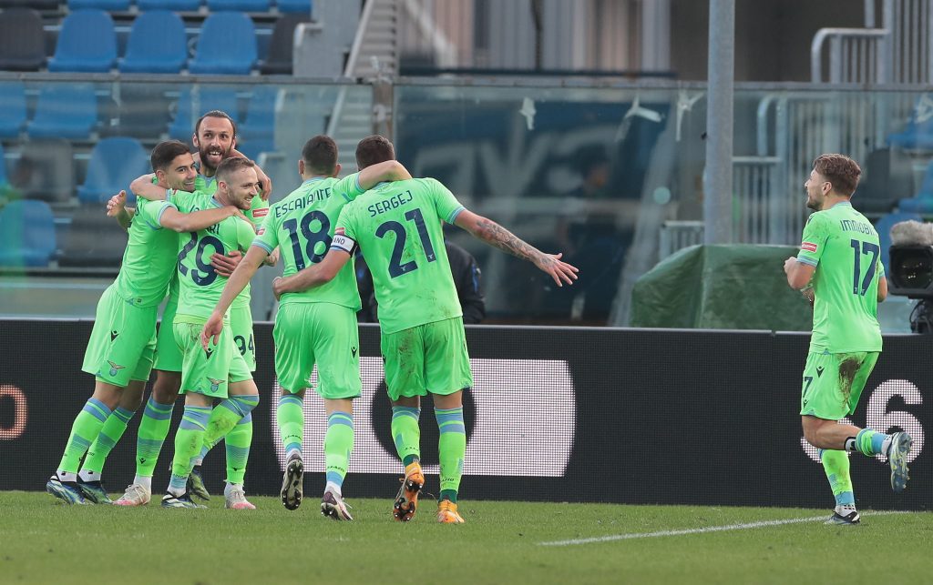 Atalanta - Lazio, Muriqi festeggiato dai compagni