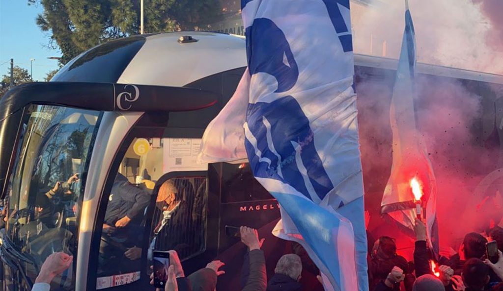 Il pullman della squadra salutato dai tifosi