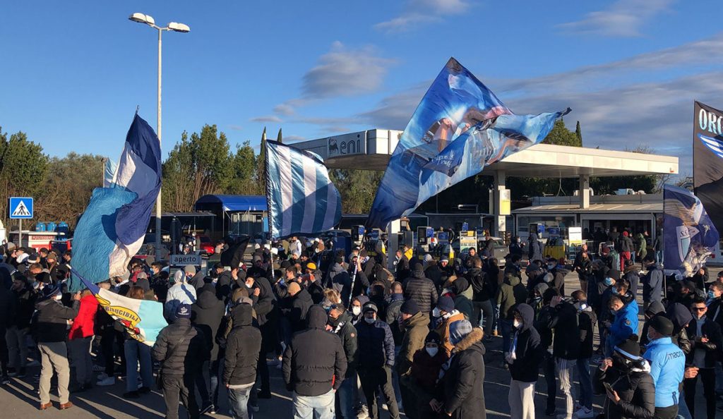 I tifosi biancocelesti incitano la squadra prima della partenza per Milano