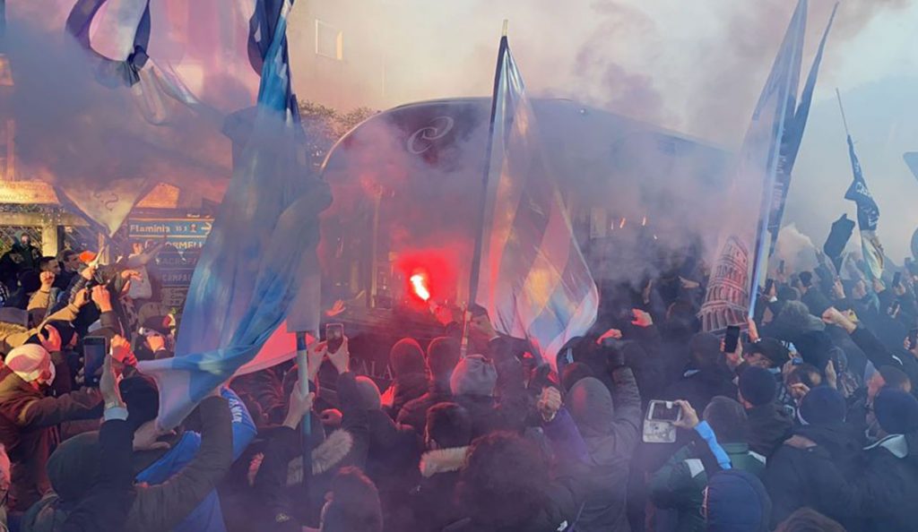 Lazio, i tifosi salutano il pullman della squadra