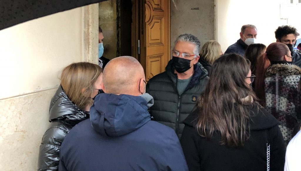 Questo è il padre di Mirko Fersini, Roberto, a colliquino con i genitori di Guerini, Michela e Danilo