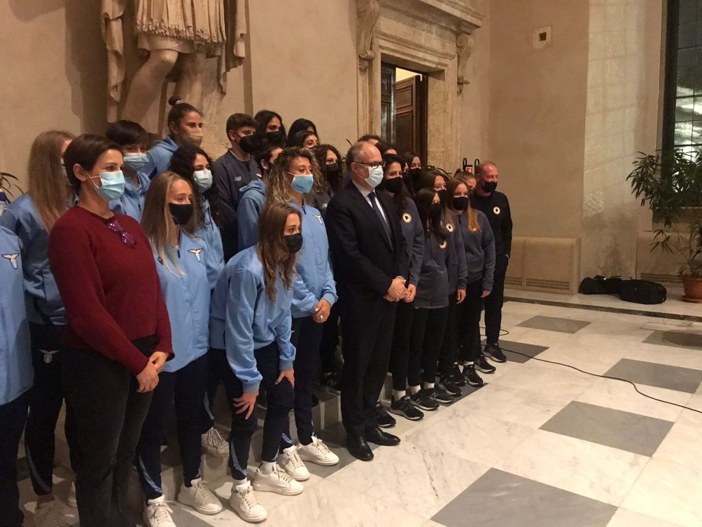 Il sindaco Roberto Gualtieri con la Lazio Women e la Roma femminile
