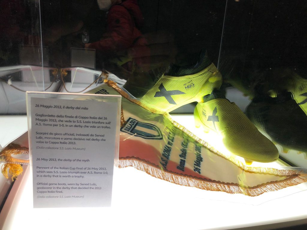 Gagliardetto del 26 maggio 2013 e scarpini di Lulic