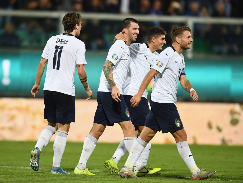 Romagnoli esulta dopo il gol in Nazionale