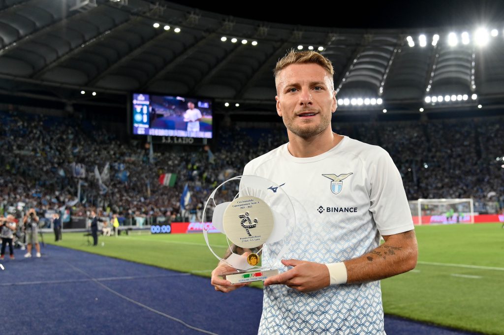 Ciro Immobile riceve il premio da capocannoniere