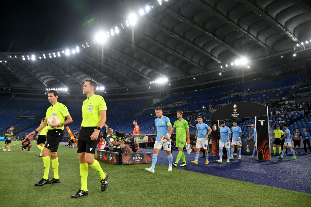 L'ingresso in campo della Lazio in Europa League