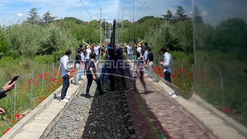 Laziali bloccati in treno