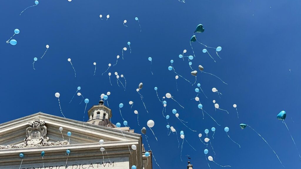 Palloncini biancocelesti esequie Suor Paola