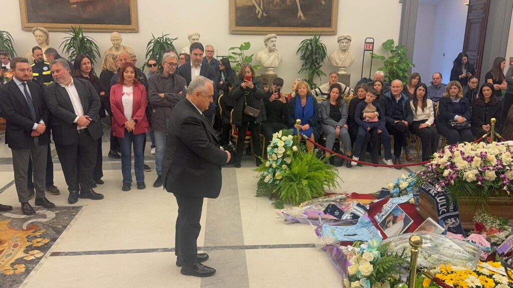 Claudio Lotito alla camera ardente per Suor Paola in Campidoglio