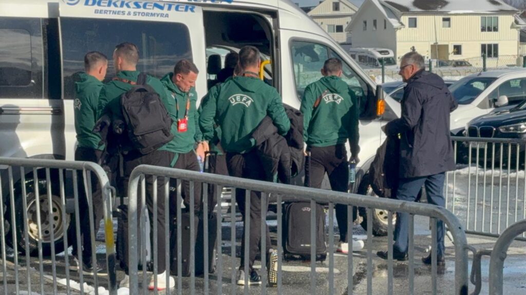 Arrivo arbitri Aspmyra Stadion