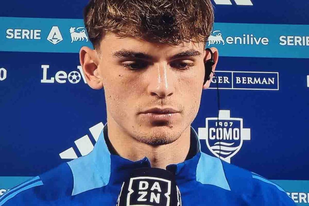 Nico Paz mentre viene intervistato a Dazn