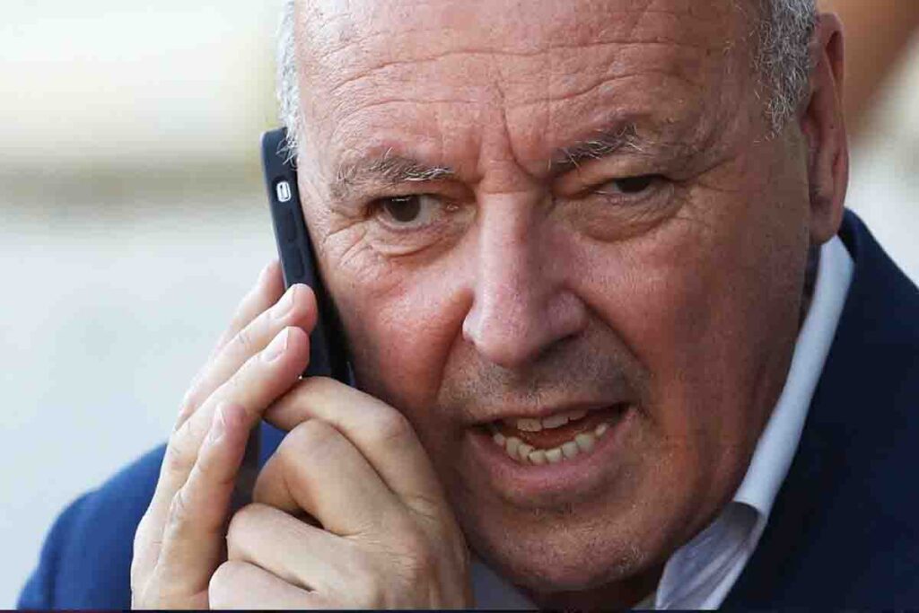 Beppe Marotta al telefono